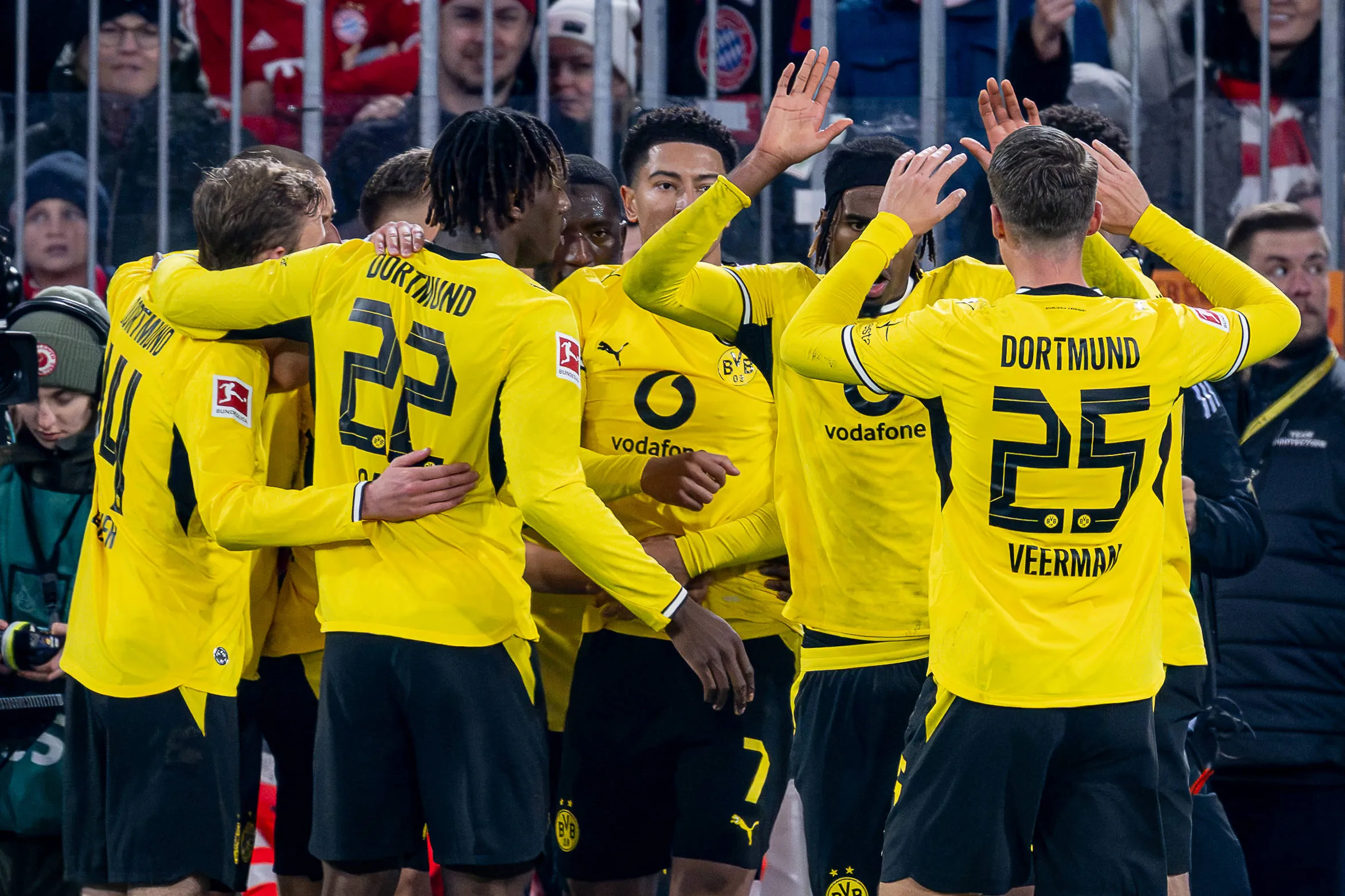 Jogadores do Borussia Dortmund comemoram gol contra o Bayern