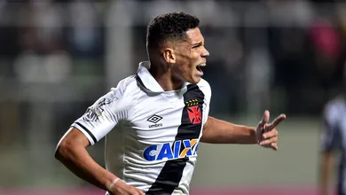O brilho de Paulinho, 17 anos, d&aacute; pontos improv&aacute;veis e alguma perspectiva ao Vasco