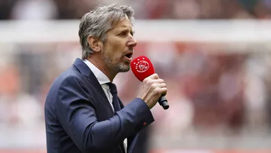 Depois de 11 anos num papel tamb&eacute;m marcante como dirigente, Van der Sar deixa o comando do Ajax