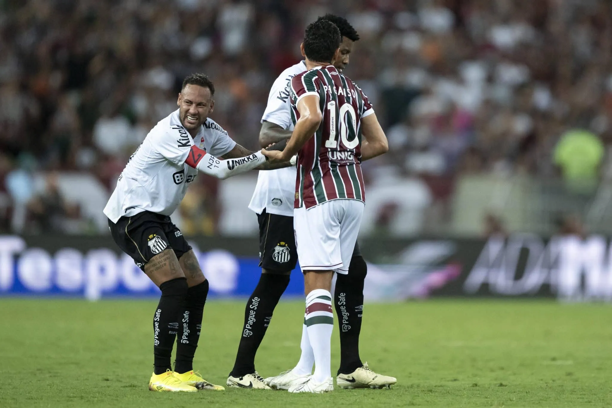 Neymar brincando com o amigo Paulo Henrique Ganso