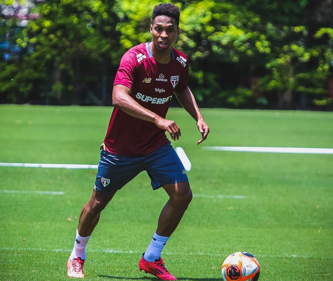 Wendell, em a&ccedil;&atilde;o no treino do S&atilde;o Paulo