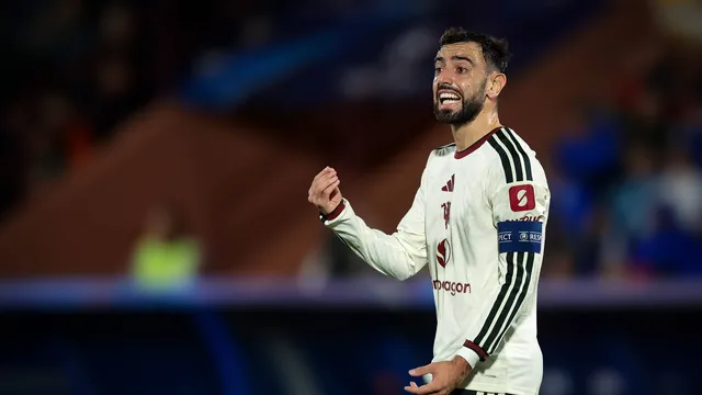 &lsquo;Foi decis&atilde;o da comiss&atilde;o&rsquo;: Bruno Fernandes questiona estrat&eacute;gia em vexame do Manchester United