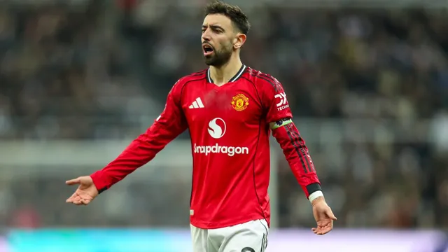 &lsquo;Bruno Fernandes n&atilde;o &eacute; um dos melhores de sempre do United&rsquo;: &Iacute;dolo polemiza sobre portugu&ecirc;s