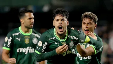 Defesa que ningu&eacute;m passa do Palmeiras fez jus ao hino e garantiu mais um ano nadando de bra&ccedil;ada