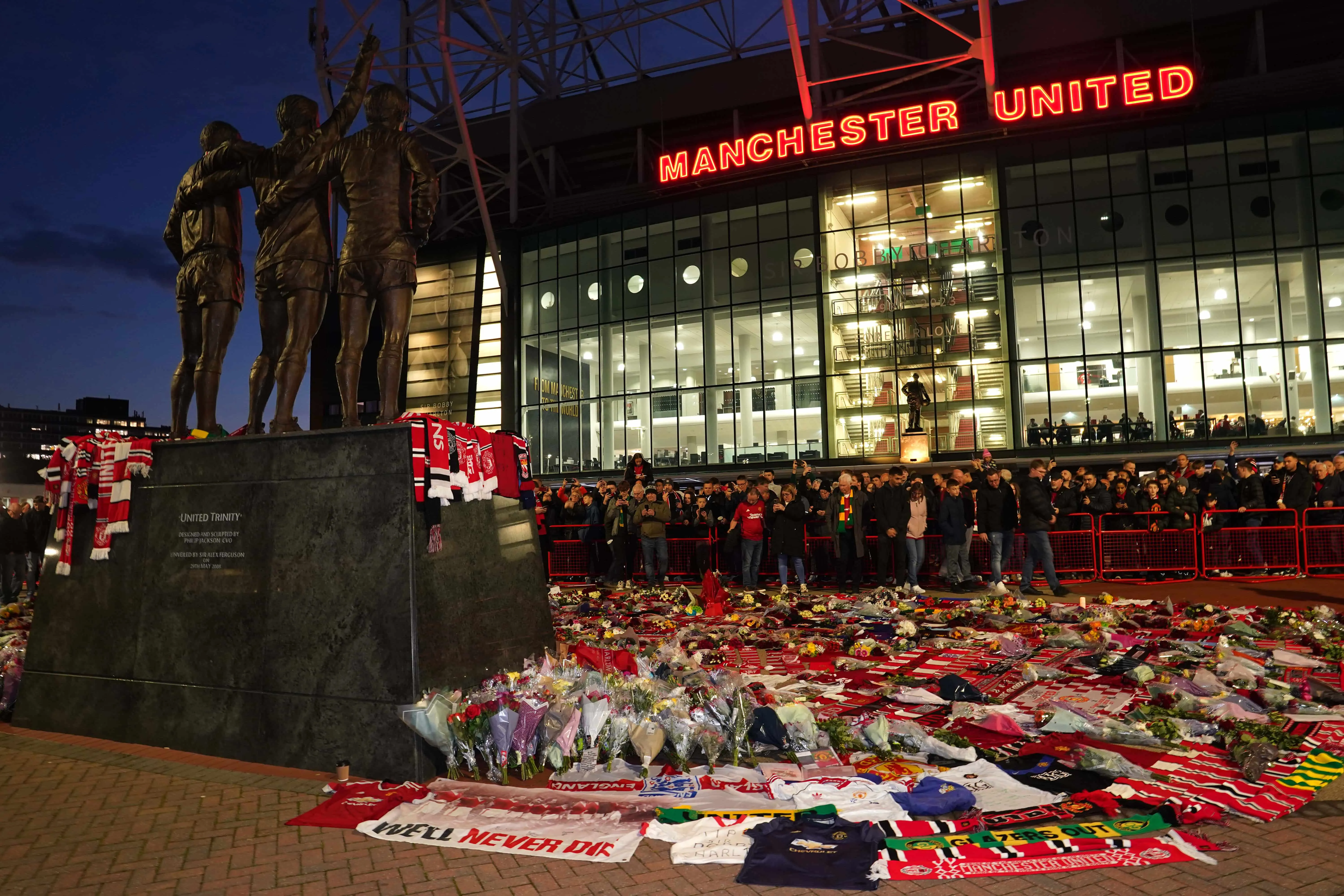 Manchester United x Manchester City: luto por Bobby Charlton esquenta rivalidade