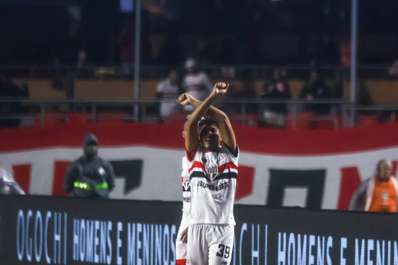 William Gomes vibra com seu primeiro gol como profissional