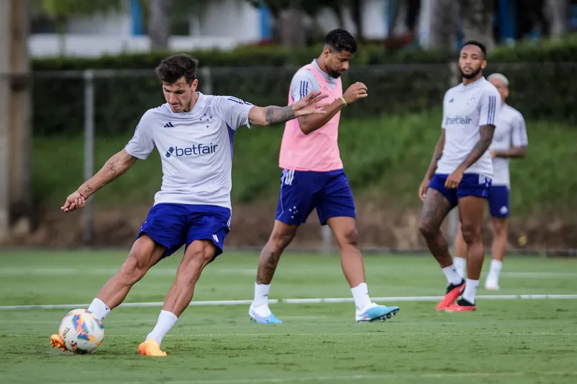 Juan Dinenno, Jo&atilde;o Marcelo e Rafa Silva durante treinamento do Cruzeiro