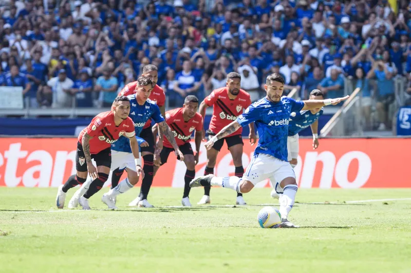 William cobrando p&ecirc;nalti que abriu o placar de Cruzeiro x Atl&eacute;tico-GO