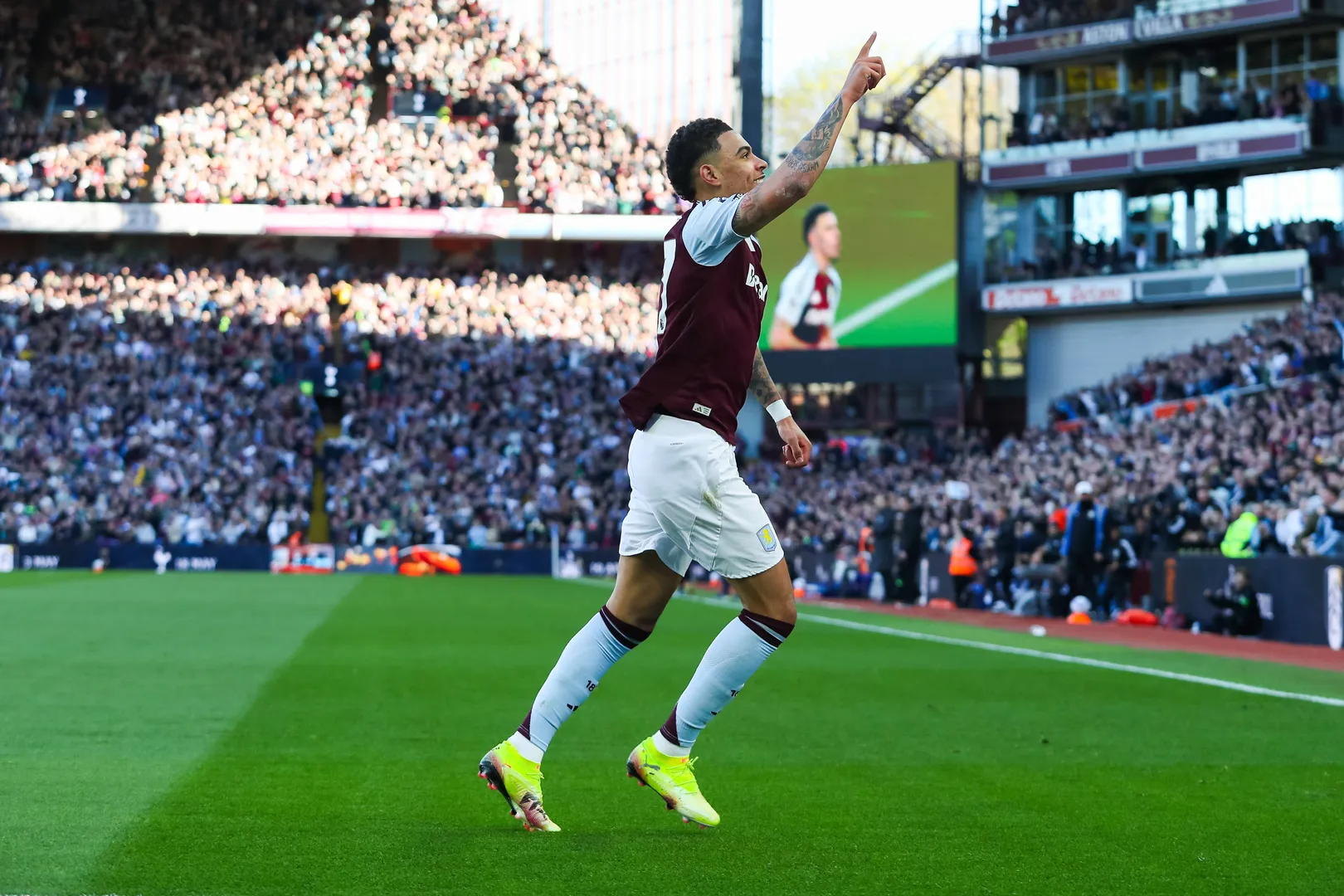 Morgan Rogers comemora um dos dois gols da vit&oacute;ria do Aston Villa. Foto: Imago