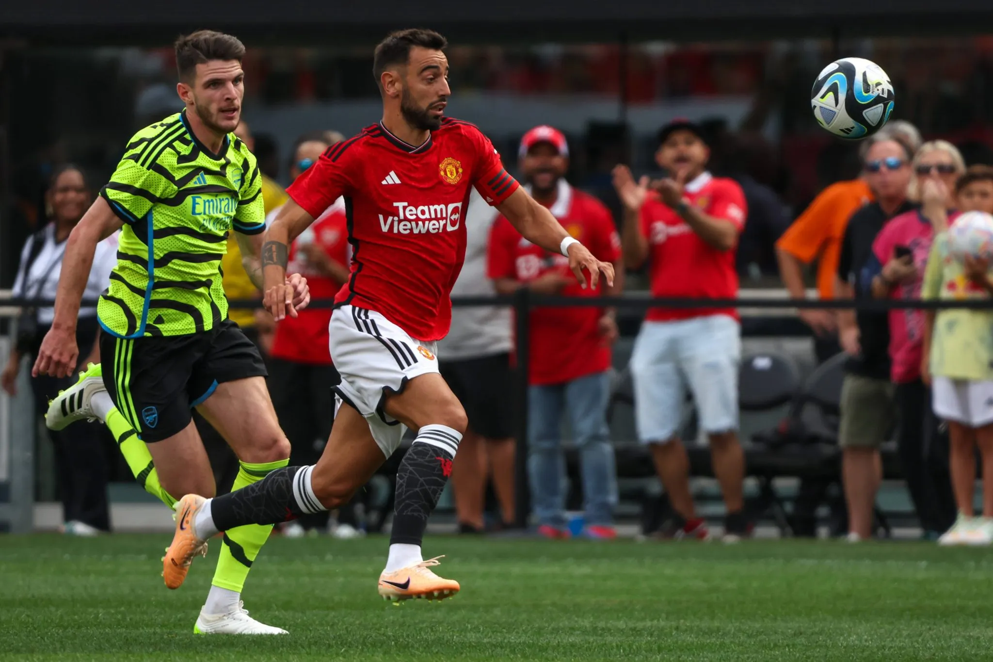 Declan Rice e Bruno Fernandes em atua&ccedil;&atilde;o  (Foto: IMAGO / ZUMA Press Wire)