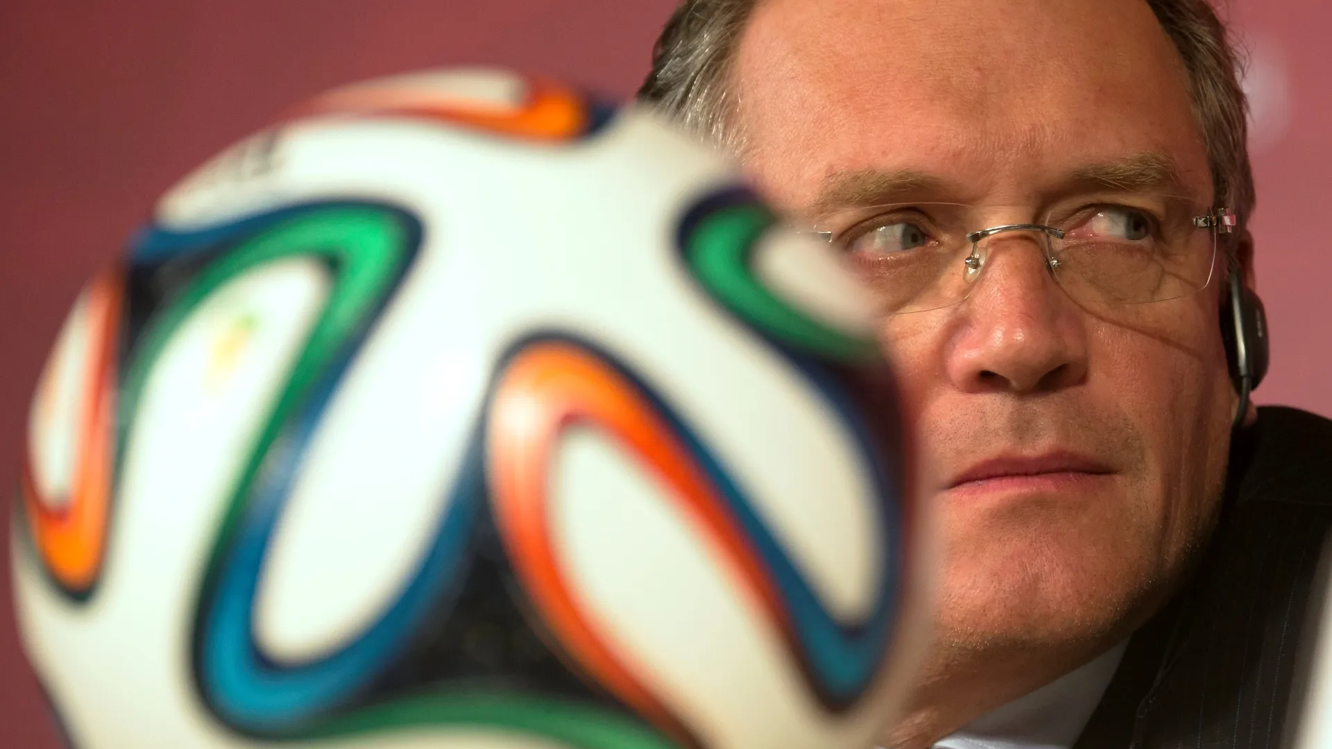 Queda definitiva de Valcke &eacute; um chute no traseiro do modo de operar da Fifa