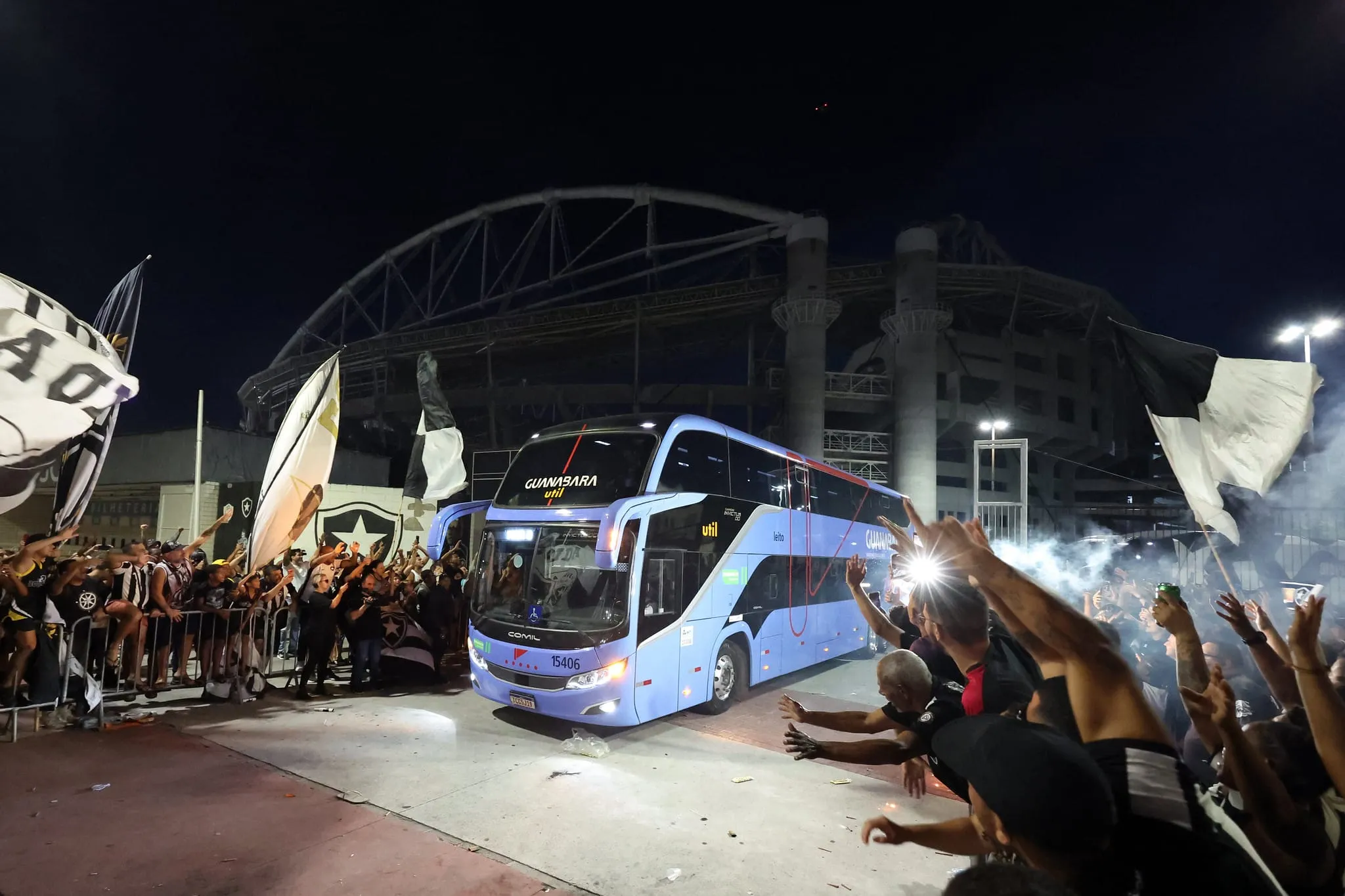 Mais de 100 &ocirc;nibus e viagem por 100 reais: torcida do Botafogo prepara invas&atilde;o a Buenos Aires