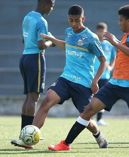 Lucas P&aacute;ssaro na base do Santos