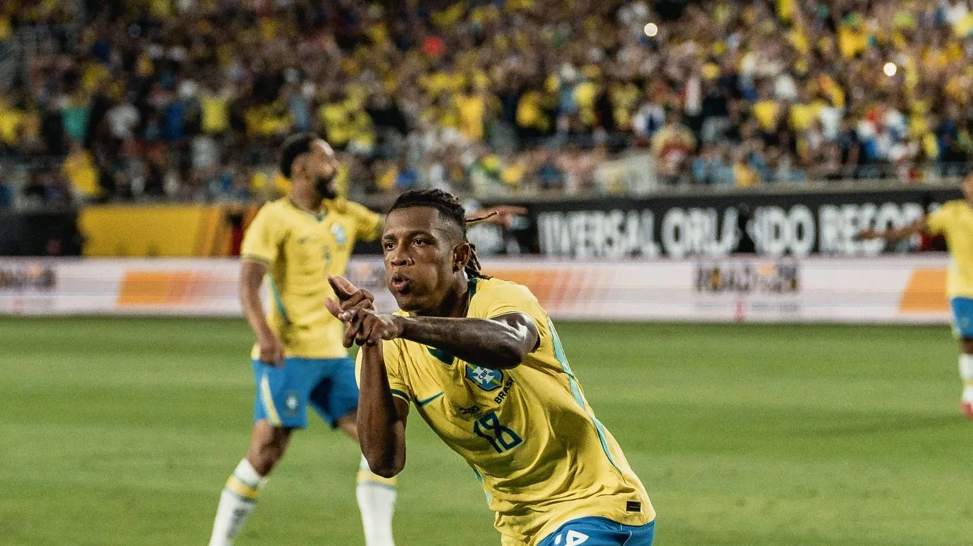 Danilo celebra gol da Sele&ccedil;&atilde;o