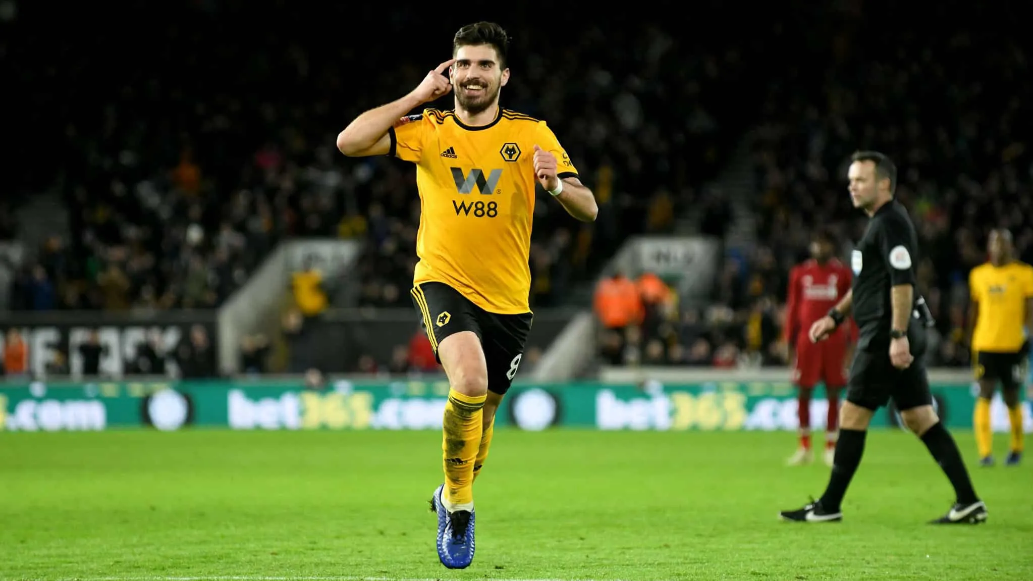 Wolverhampton elimina o Liverpool, com belo gol de fora da &aacute;rea de Neves