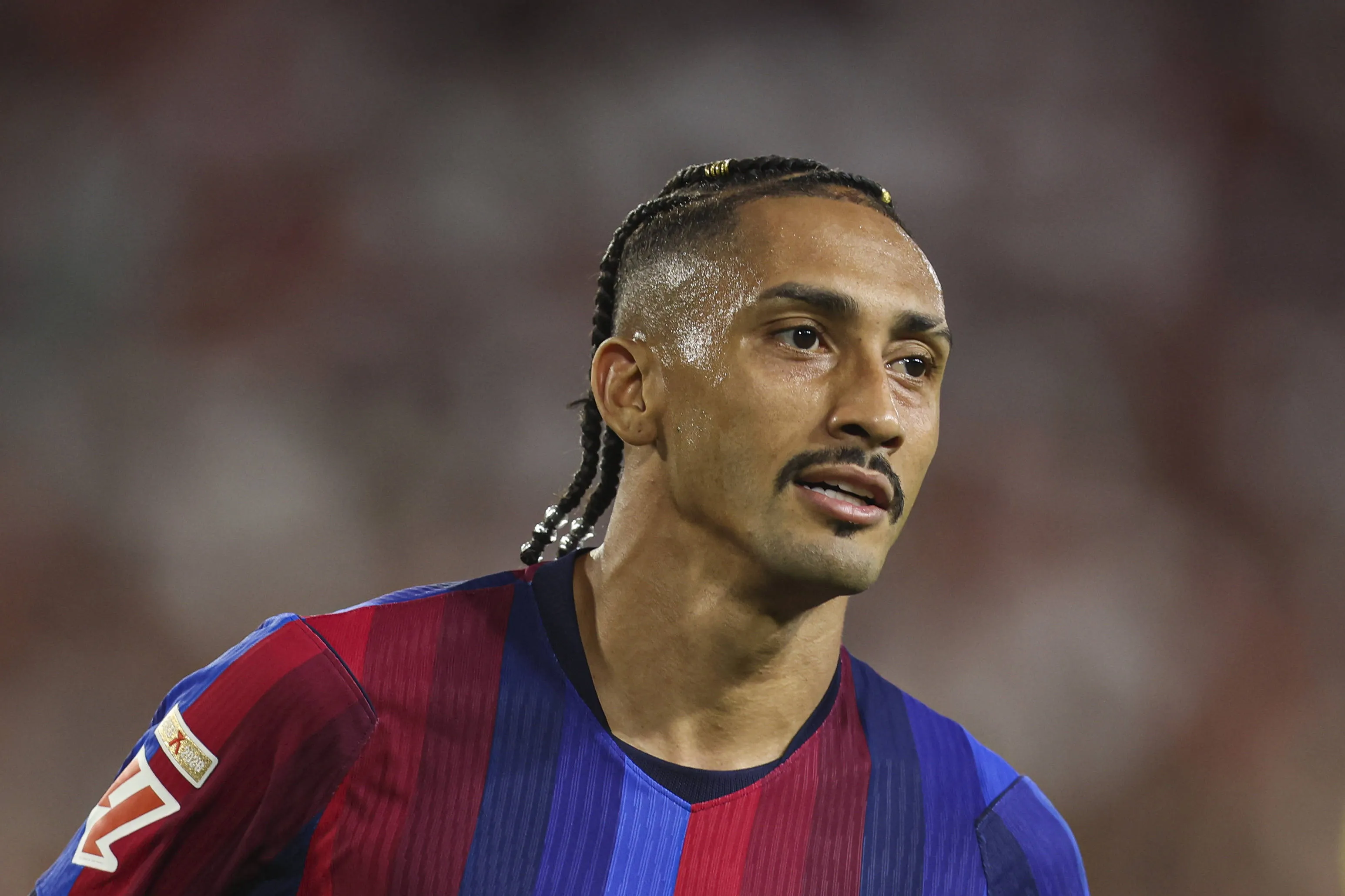Barcelona define plano para Raphinha ap&oacute;s les&atilde;o e monitora recupera&ccedil;&atilde;o do brasileiro