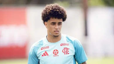 Artilheiro e observado pelo Barcelona: Quem &eacute; o jovem que pode ser relacionado pela primeira vez no Flamengo
