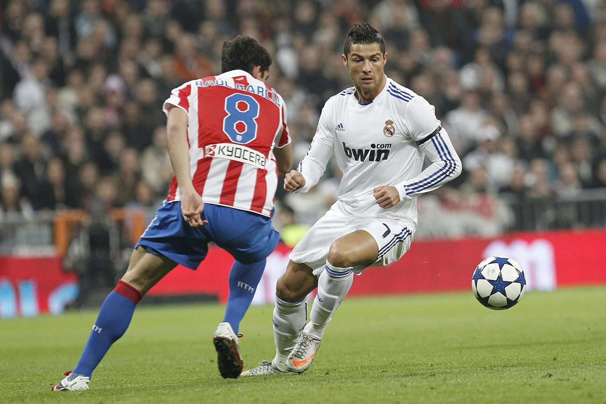 Cristiano Ronaldo e Ra&uacute;l Garc&iacute;a em Real Madrid x Atl&eacute;tico de Madrid pela temporada 2010/11