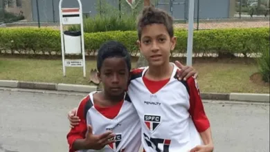 Quem &eacute; o amigo de Endrick na tradicional foto do garoto com a camisa do S&atilde;o Paulo?
