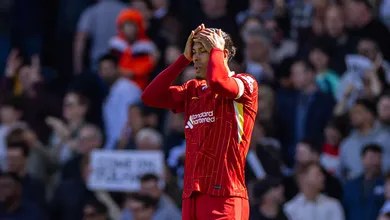 Ex-Flamengo castiga Van Dijk, faz gola&ccedil;o e Fulham encerra sequ&ecirc;ncia invicta do Liverpool