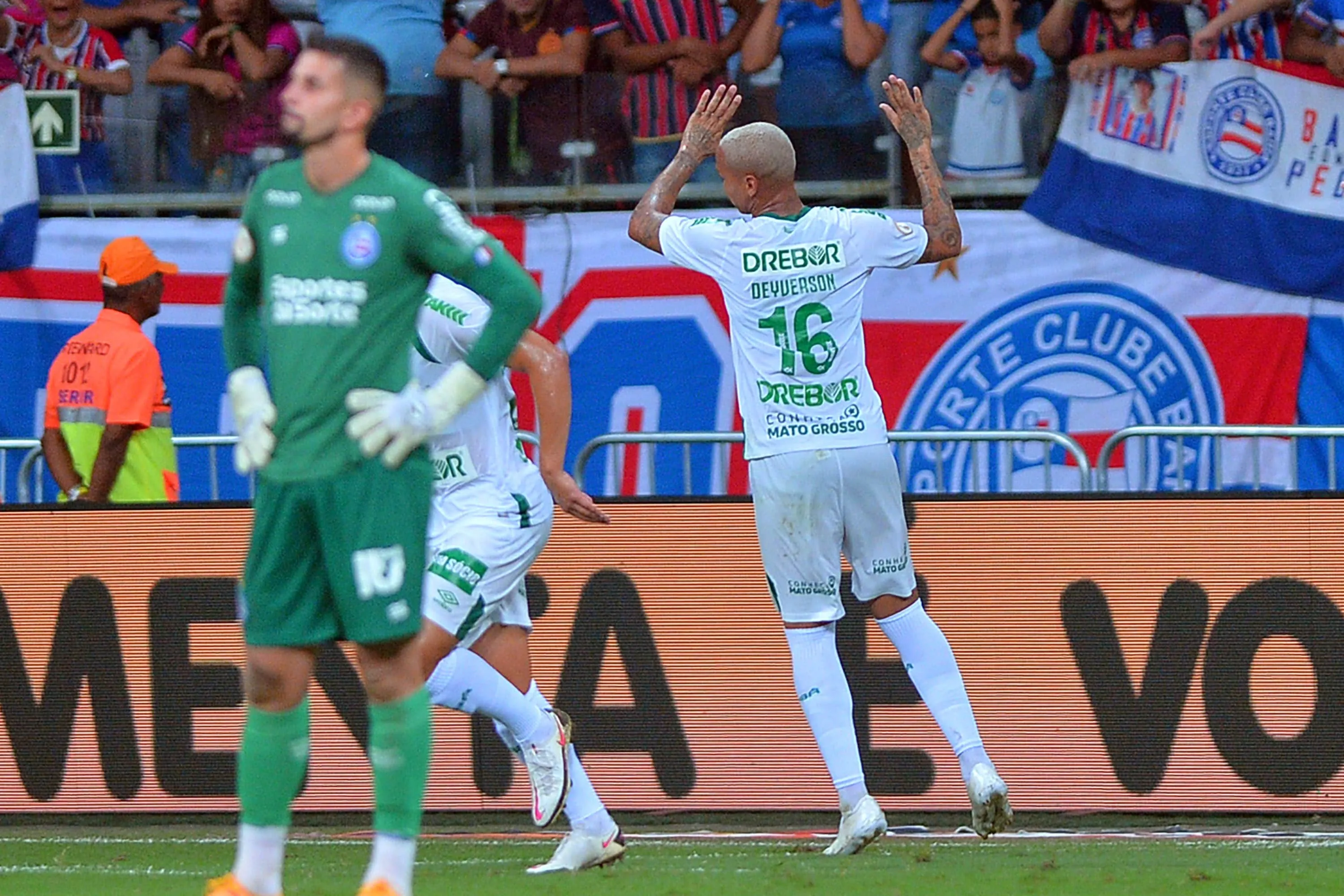 Cuiab&aacute; passeia na Fonte Nova e complica a vida do Bahia no Brasileir&atilde;o