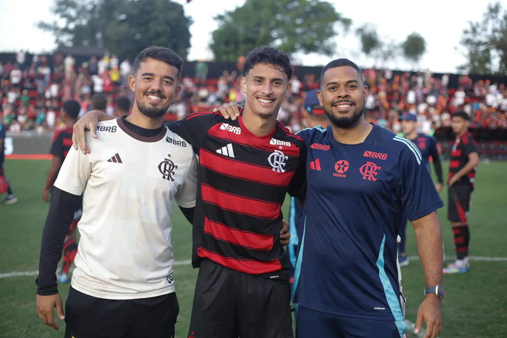 Pedro Le&atilde;o, atacante do Flamengo sub-20, no centro da foto
