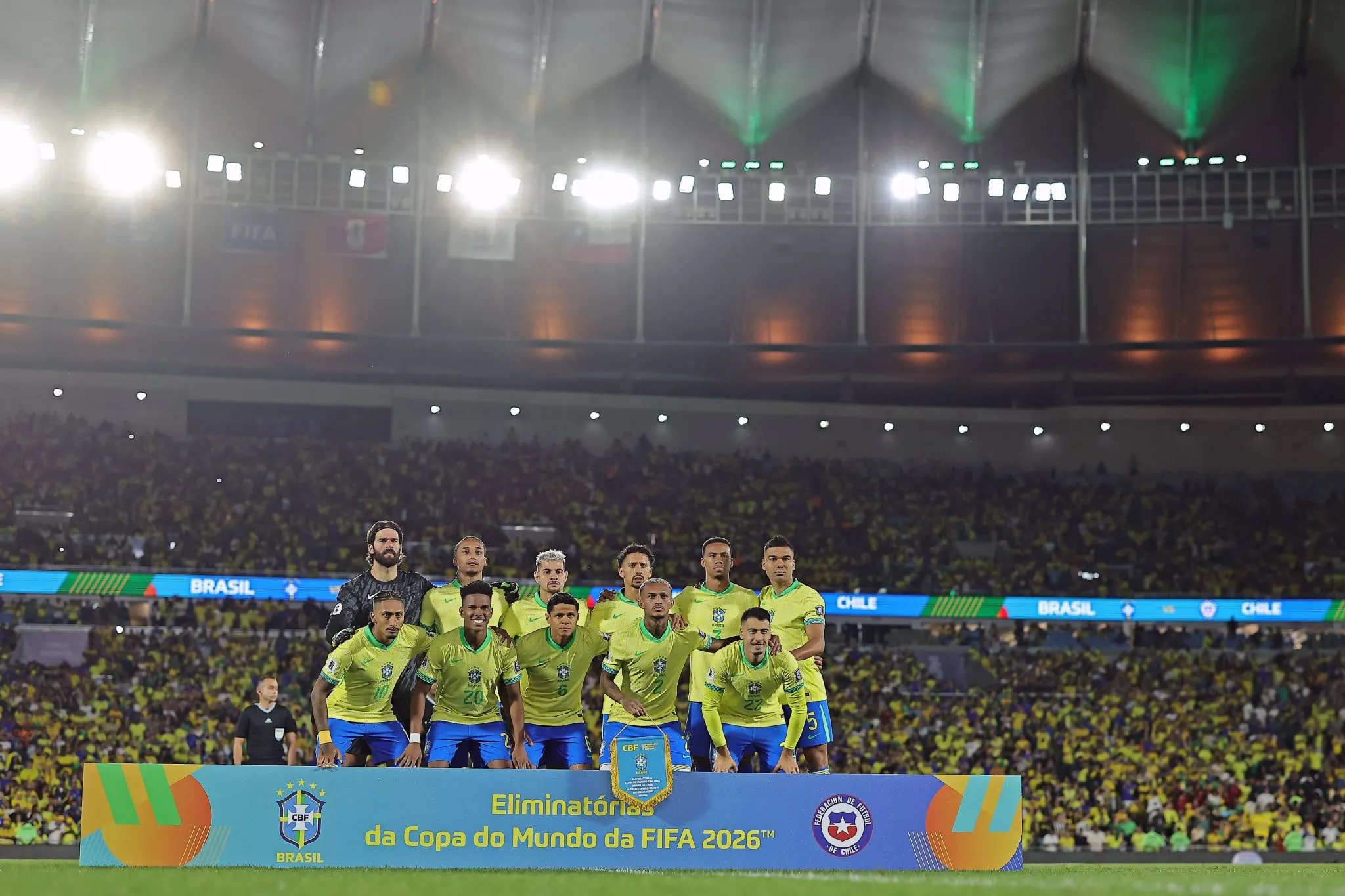 Sele&ccedil;&atilde;o brasileira perfilada no gramado do Maracan&atilde;