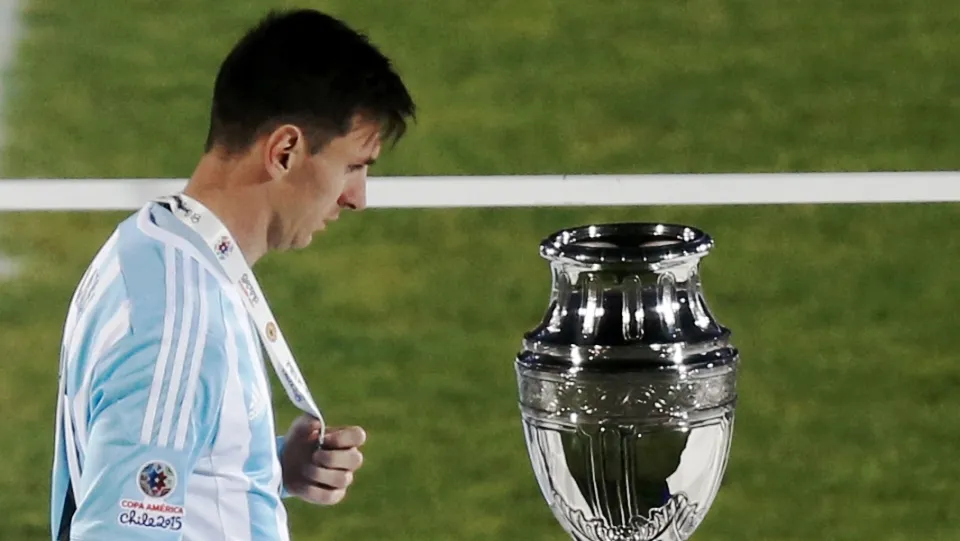 O peso de 22 anos sem ta&ccedil;as nas costas de Messi, Higua&iacute;n e Tata Martino