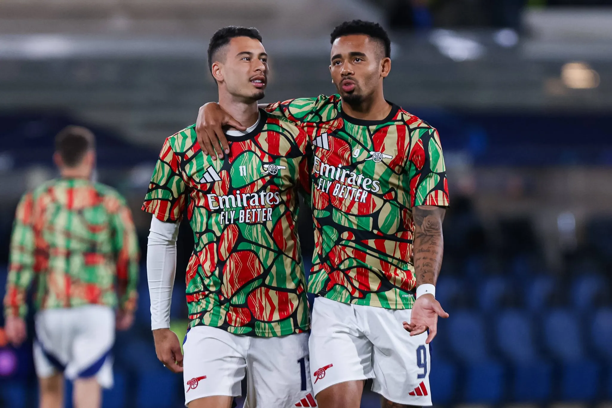 Gabriel Martinelli e Gabriel Jesus antes de partida pelo Arsenal