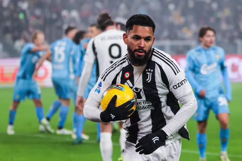 Douglas Luiz em a&ccedil;&atilde;o pela Juventus