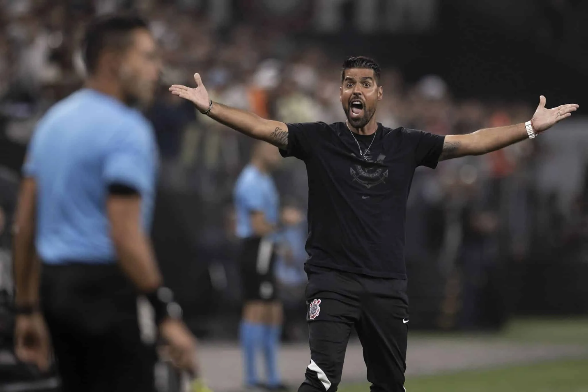 Expulso, Ant&oacute;nio Oliveira reprova arbitragem em estreia do Corinthians no Brasileir&atilde;o