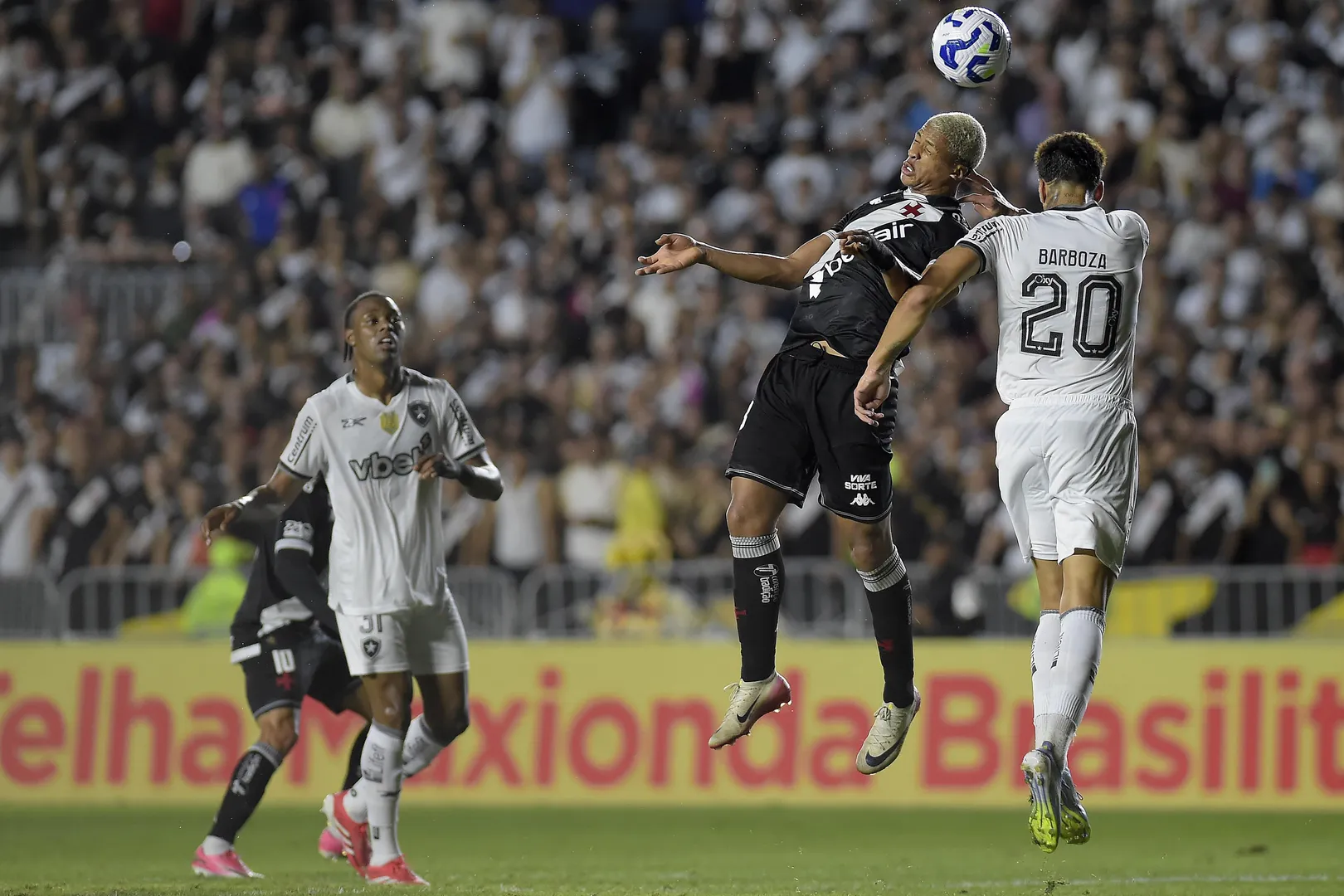 Barros foi titular pela primeira vez neste retorno ao Vasco (Foto: Dhavid Normando/C&oacute;digo19/Gazeta Press)