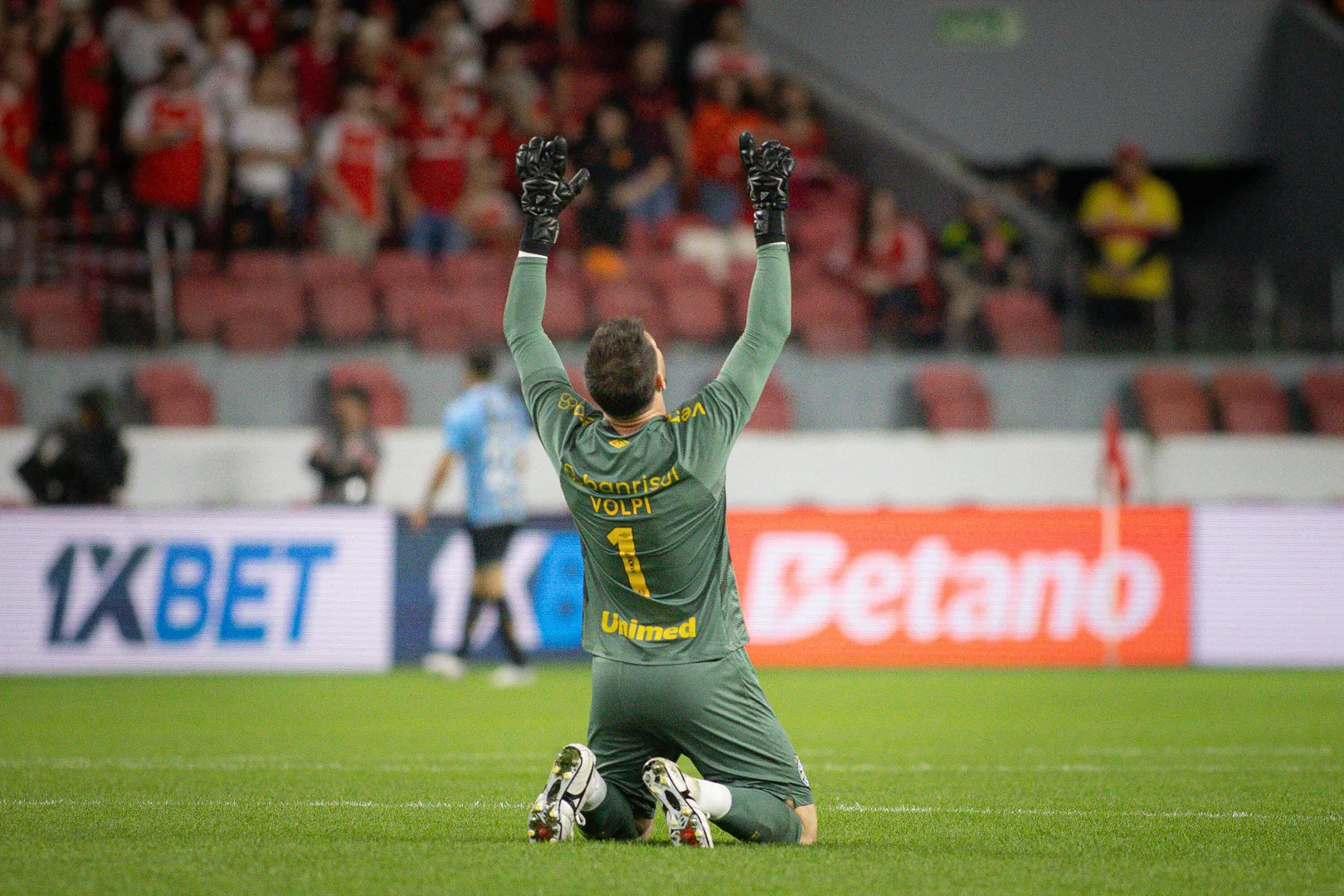 Tiago Volpi em Internacional x Gr&ecirc;mio (Foto: IconSport)