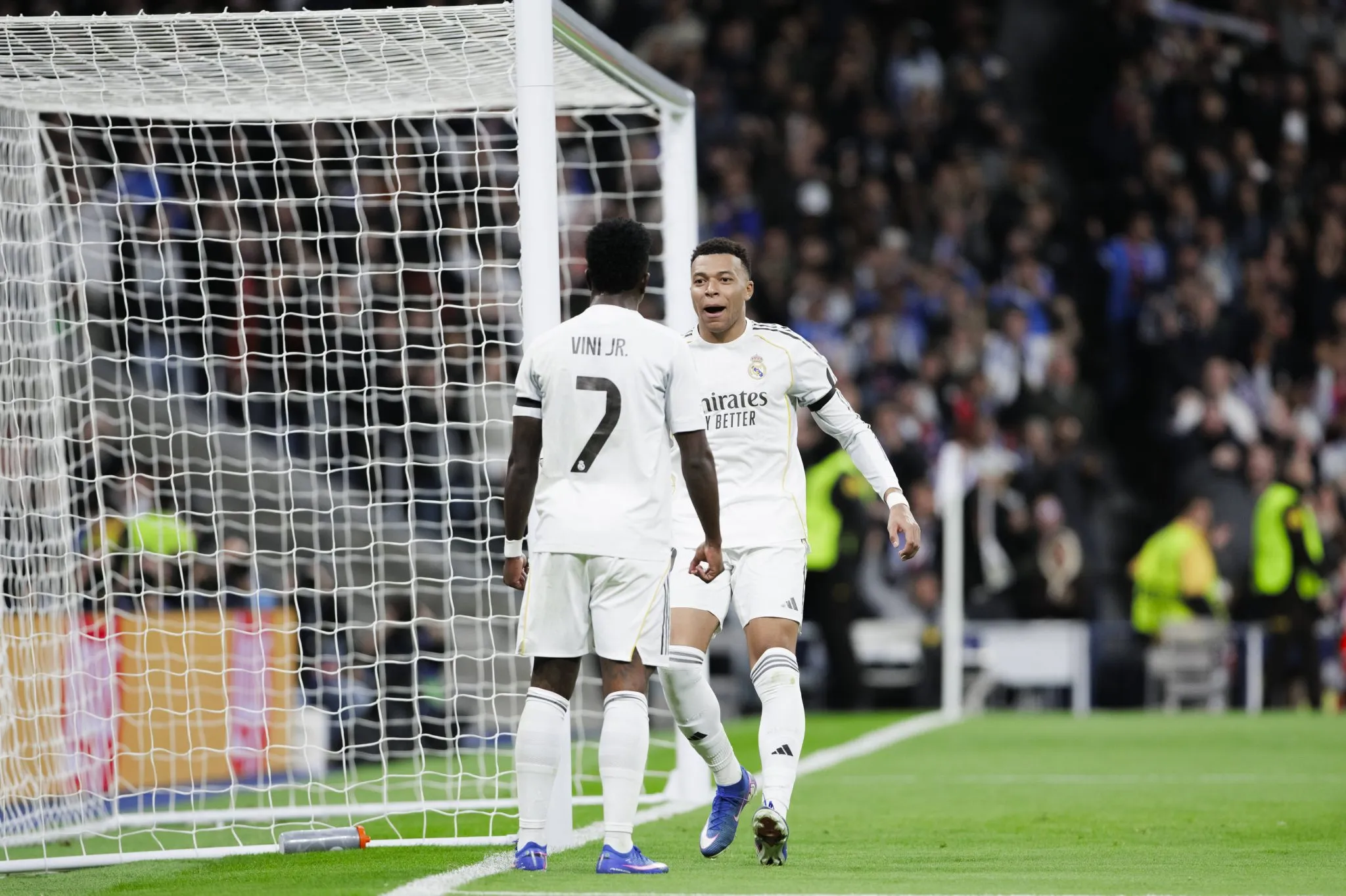 Vinicius J&uacute;nior e Mbapp&eacute; comemoram gol do Real Madrid
