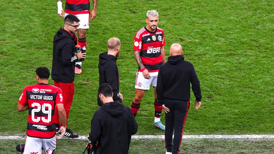 Sampaoli ter&aacute; que montar time sem Arrascaeta para a decis&atilde;o da Copa do Brasil (Foto: Icon Sport)