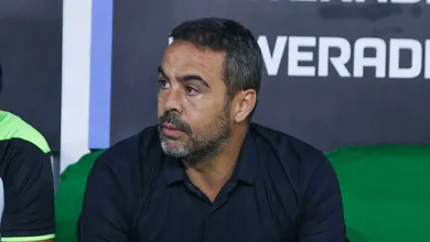 Aborrecido, Artur Jorge n&atilde;o consegue explicar reta final de empate do Botafogo