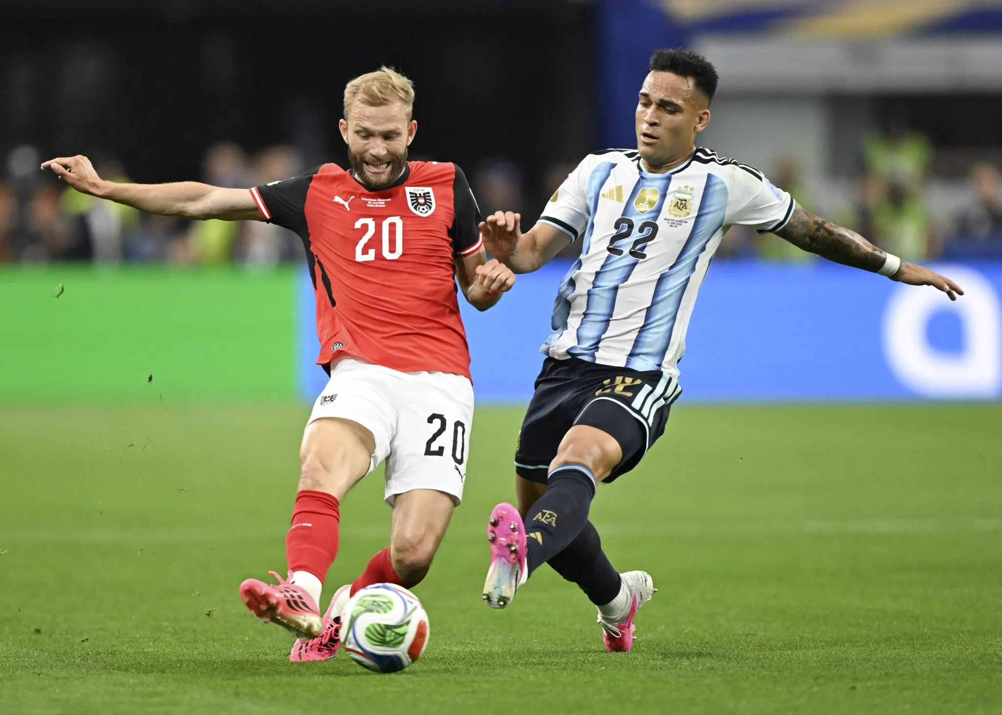 Konrad Laimer divide bola com Lautaro Mart&iacute;nez em Argentina x &Aacute;ustria (Foto: Imago/Xinhua)