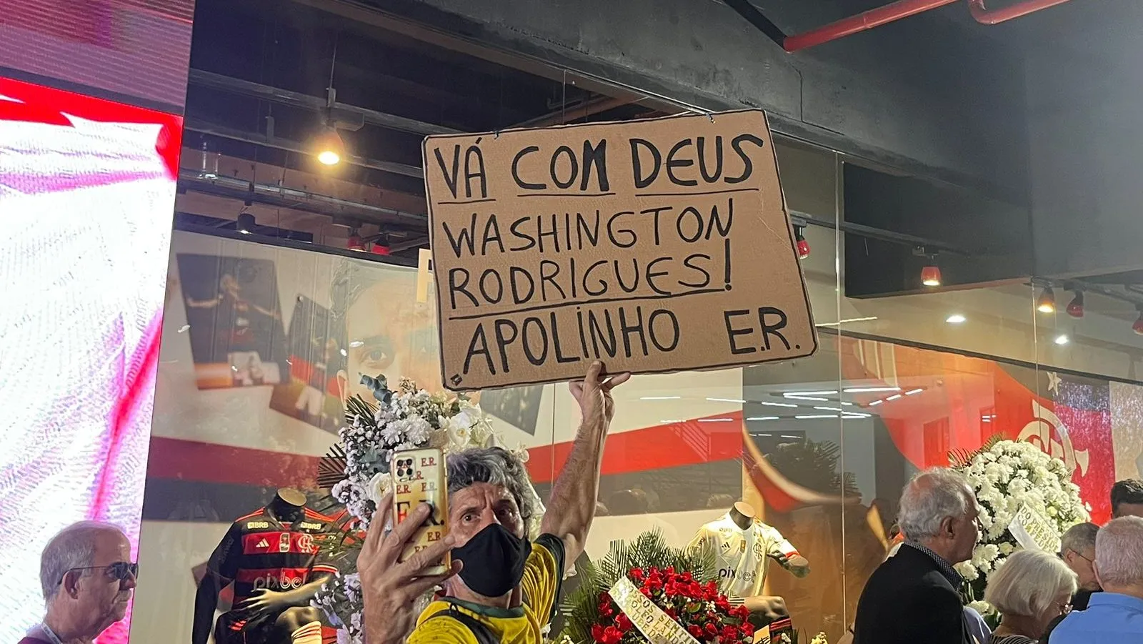 Personalidades prestigiam vel&oacute;rio de Apolinho na sede social do Flamengo