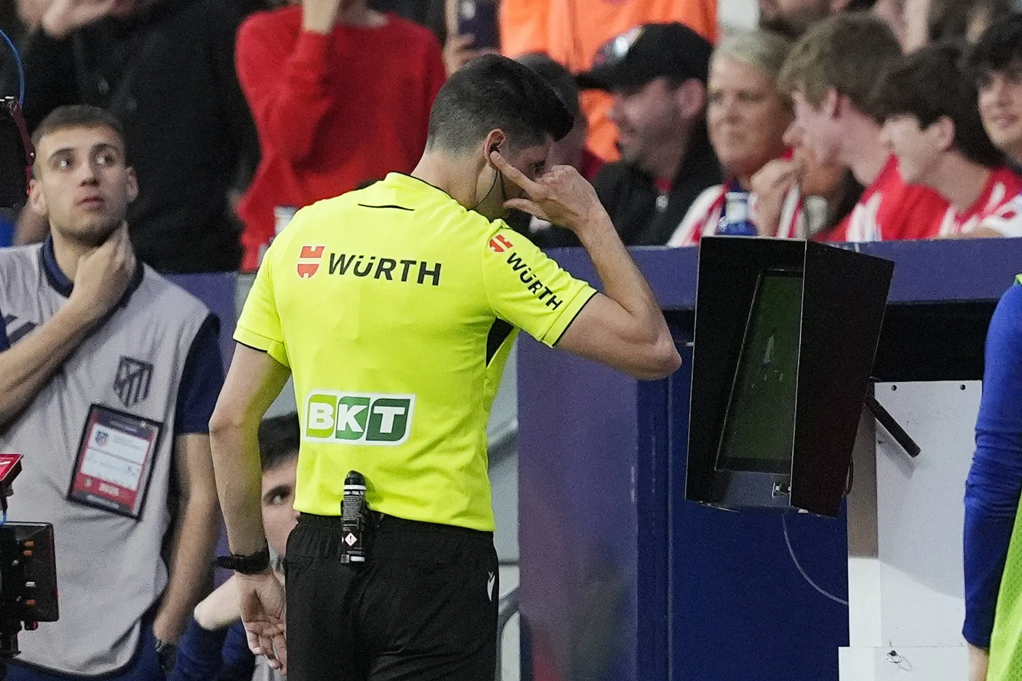 VAR acionado durante a LaLiga (Foto: IMAGO / PsnewZ)