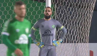 As m&atilde;os de Jandrei, em minutos t&atilde;o salvadores quanto ag&ocirc;nicos, mexem nas duas pontas do Brasileiro