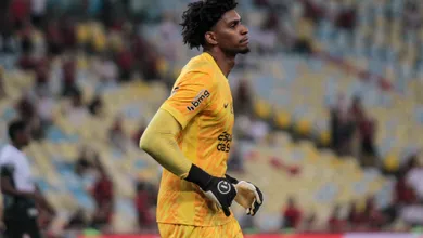 Corinthians pretende esticar a corda para comprar Hugo Souza, mas v&ecirc; vit&oacute;ria do Flamengo nos bastidores