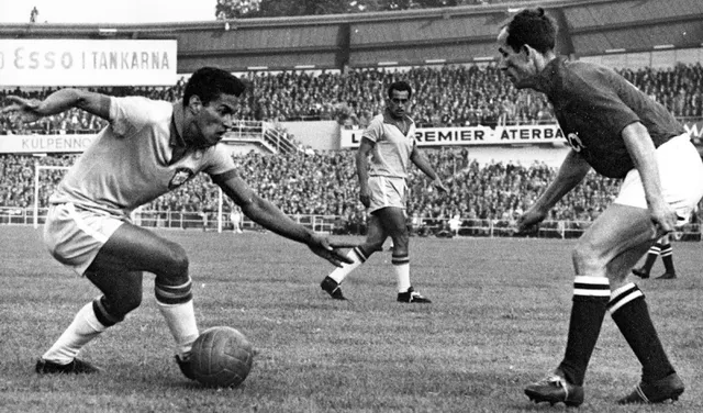 Brazil's Garrincha, dribbles to past an unidentified Soviet Union player
