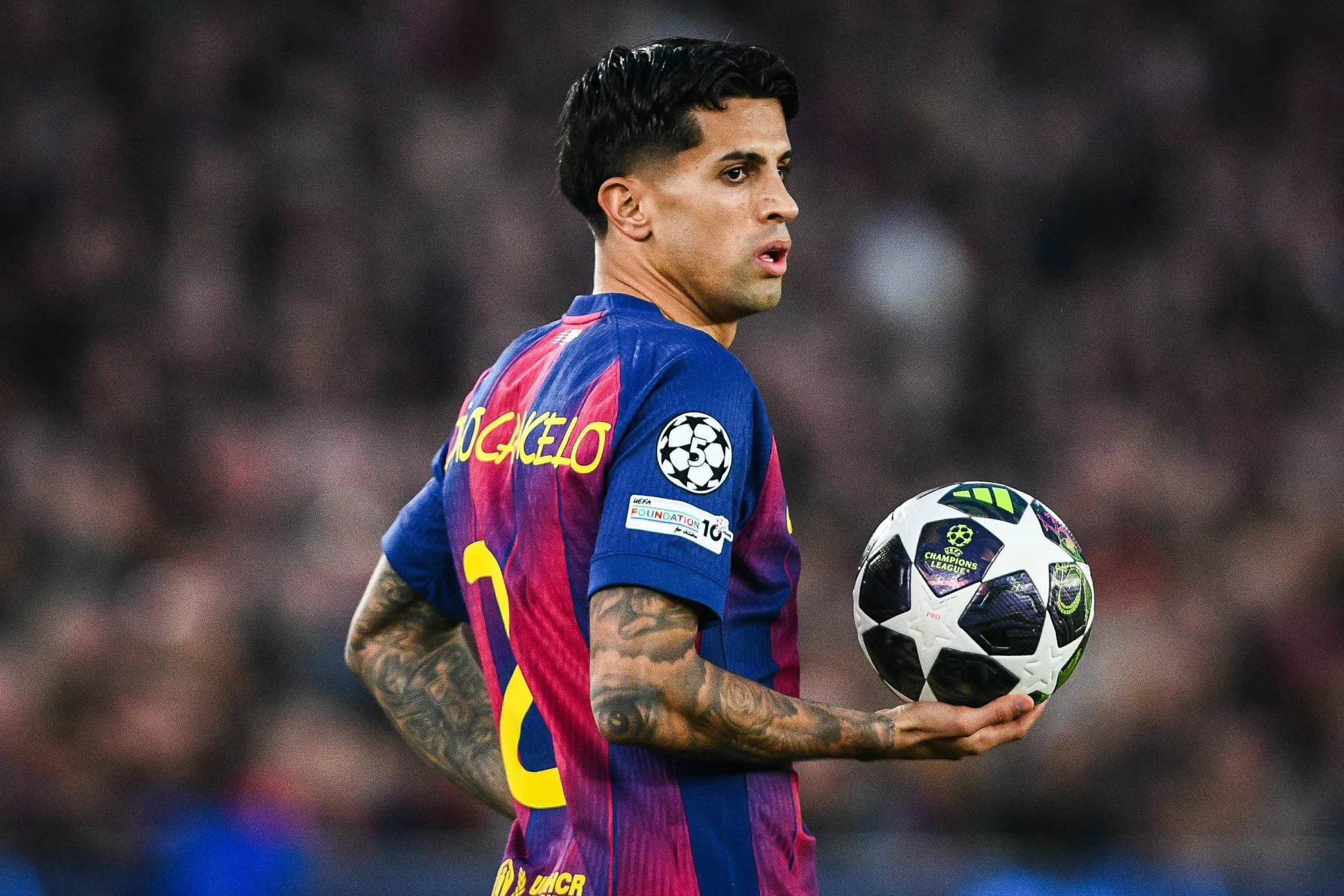 Jo&atilde;o Cancelo em jogo do Barcelona