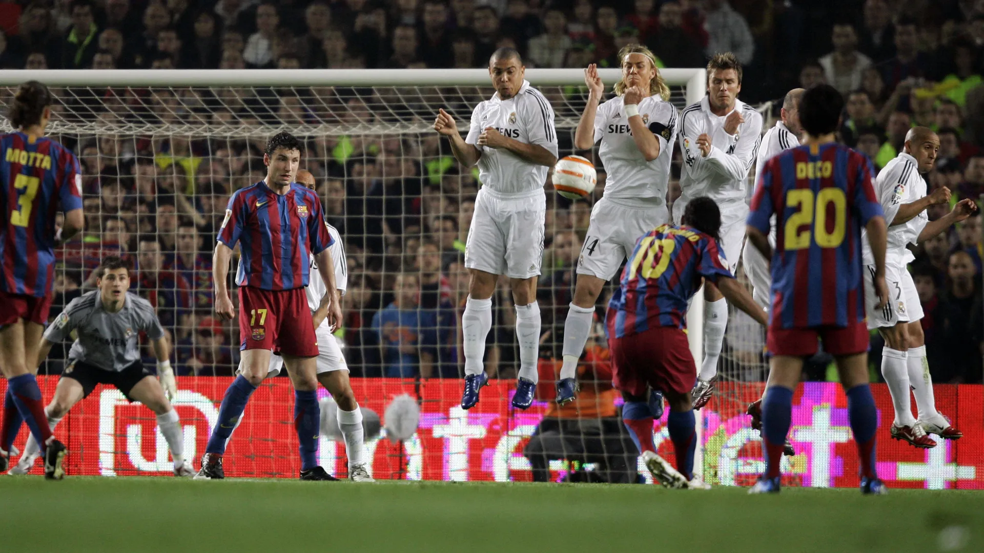 Ronaldinho, do Barcelona, cobra falta na barreira formada por Van Bommel, Ronaldo, Guti, David Beckham e Roberto Carlos, do Real Madrid, em 1&ordm; de abril de 2006