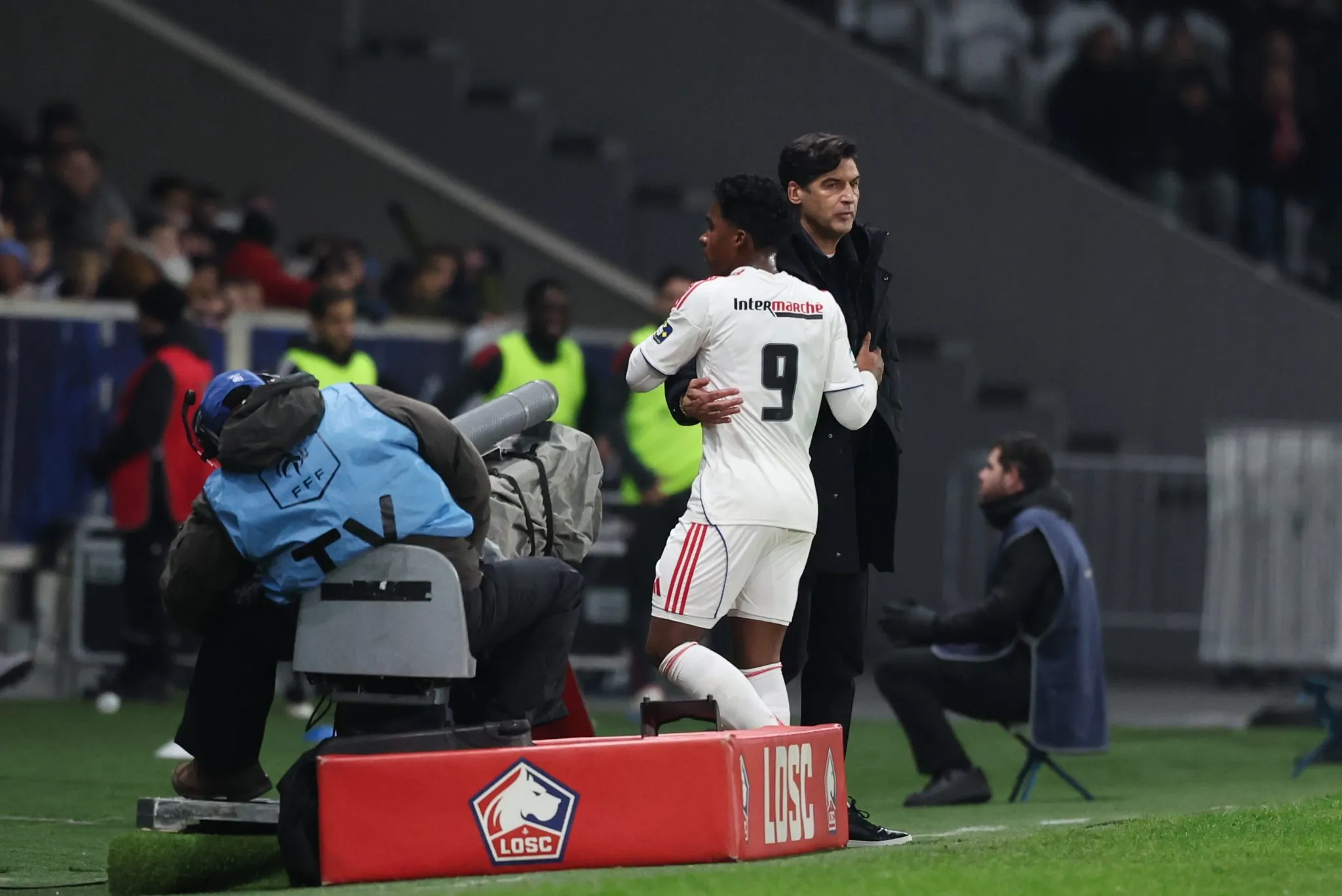 Endrick abra&ccedil;a Pauo Fonseca em jogo do Lyon (Foto: Johnny Fidelin/Icon Sport)