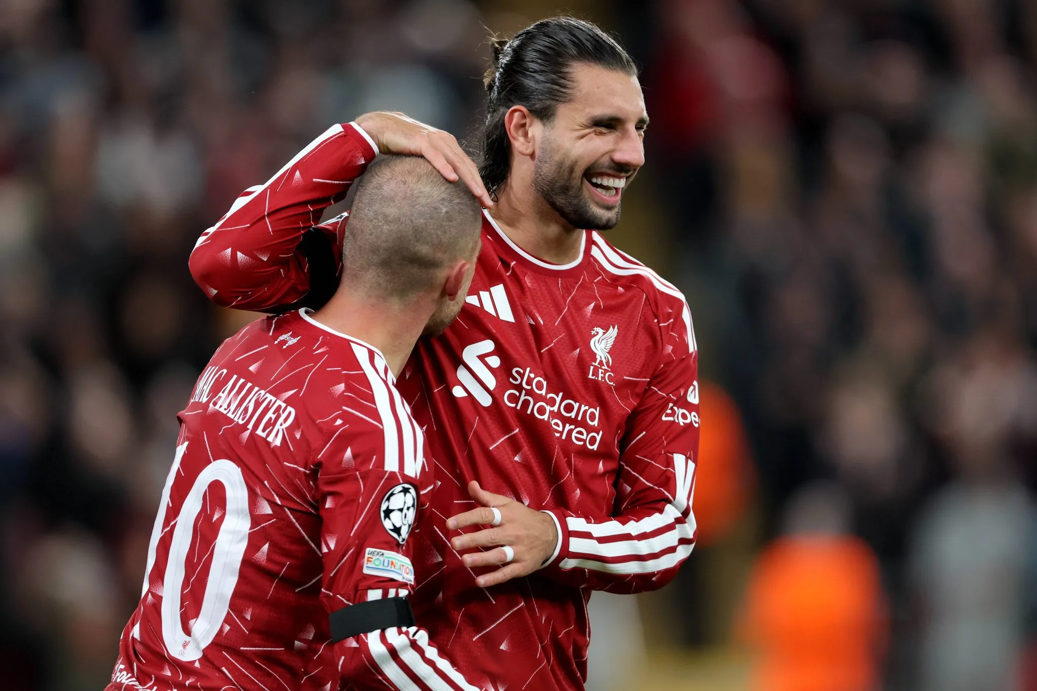 Alexis Mac Allister e Szoboszlai celebram gol do Liverpool