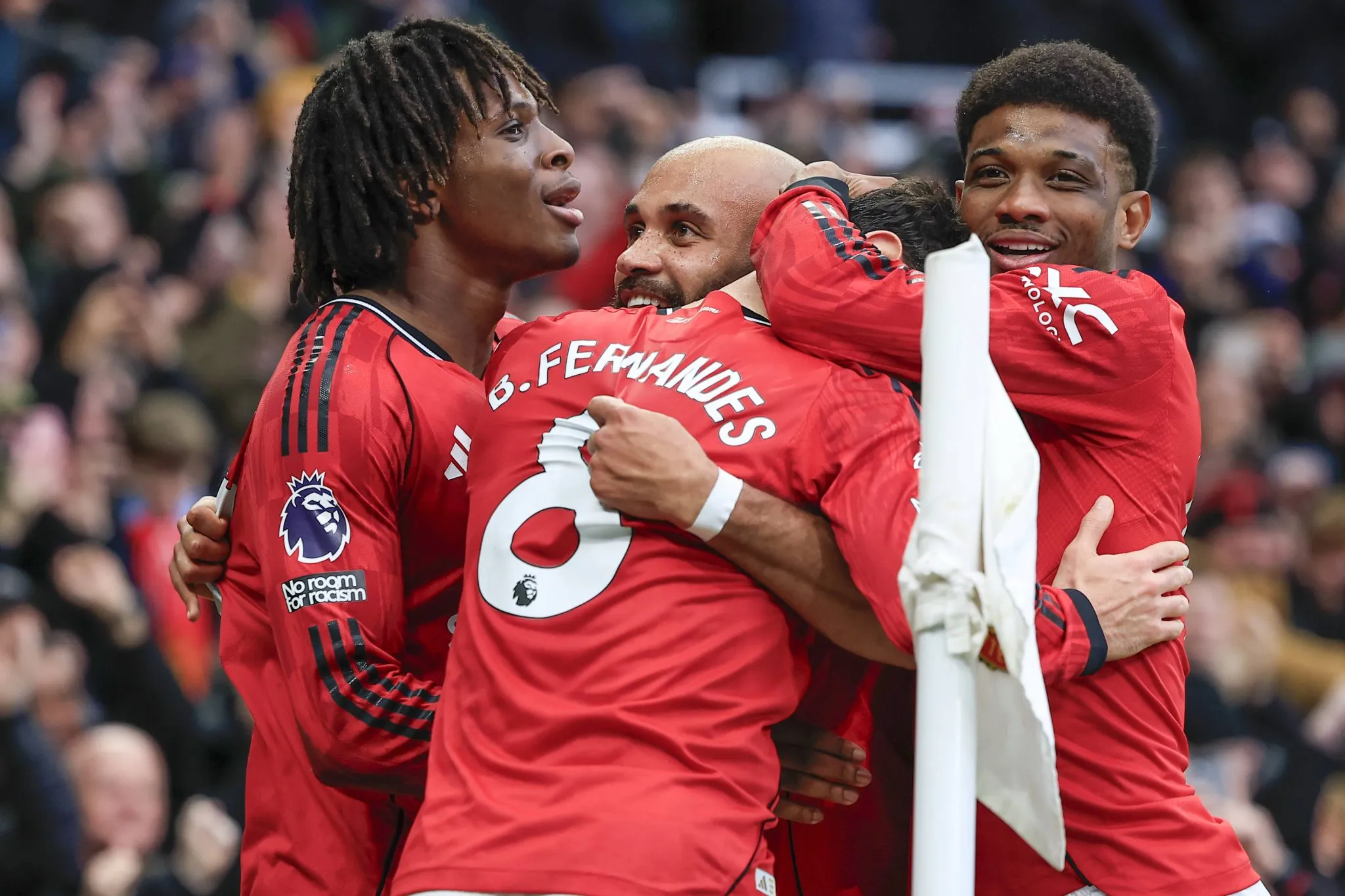 Jogadores do Manchester United celebram gol no Manchester City