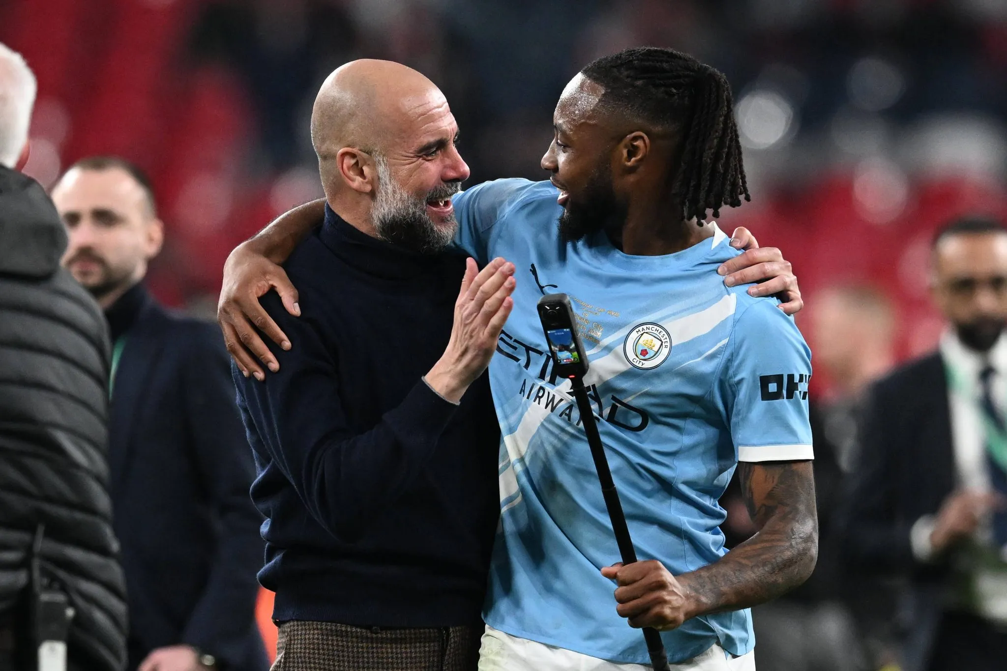 Guardiola e Semenyo se abra&ccedil;am