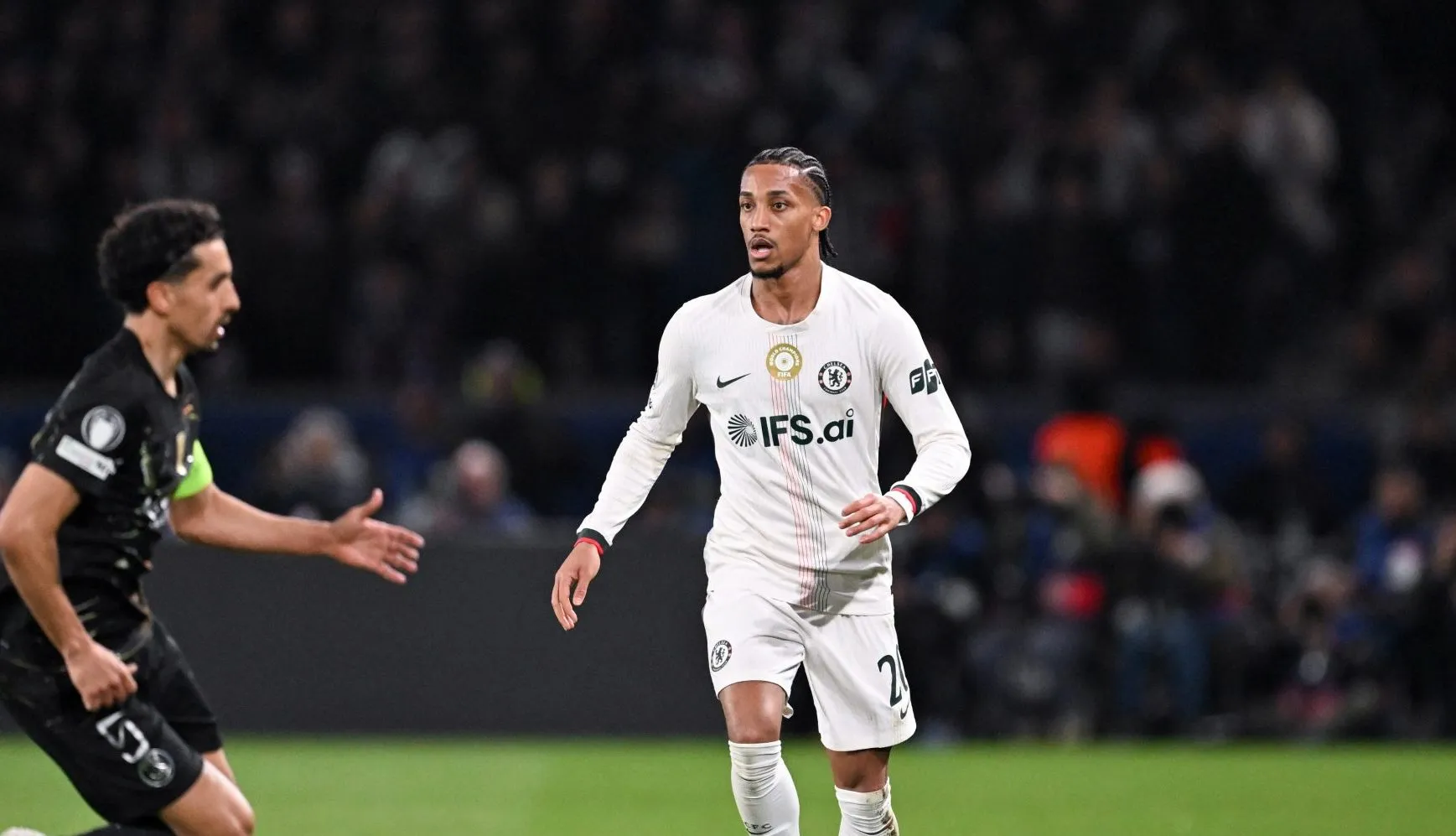 Jo&atilde;o Pedro em a&ccedil;&atilde;o durante PSG x Chelsea