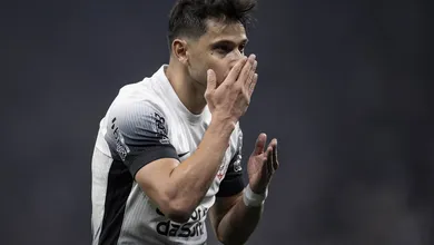 Desejo de Romero pesa, Corinthians acha alternativa e acerta renova&ccedil;&atilde;o com o atacante